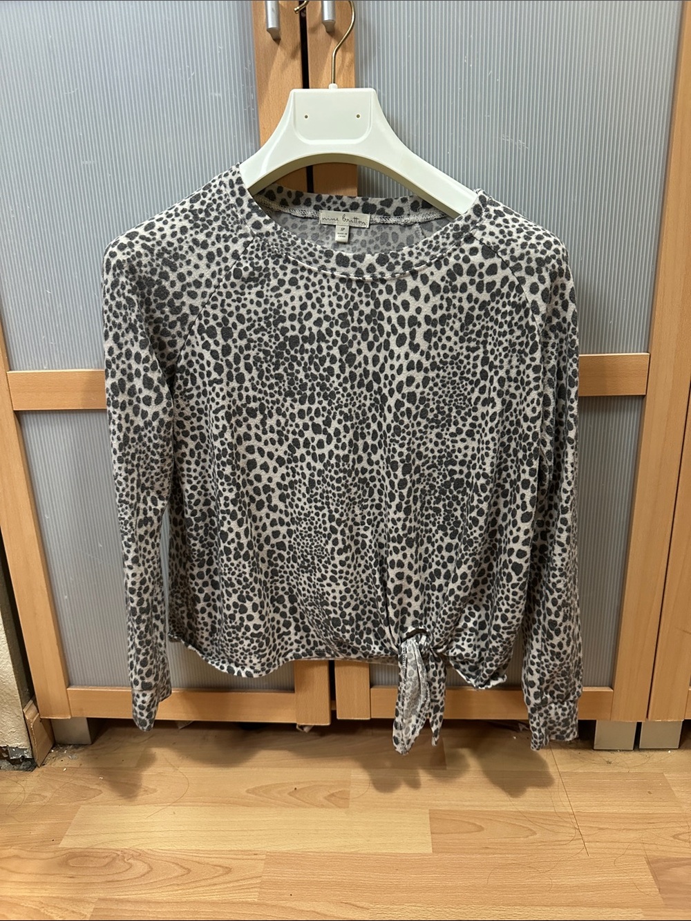 nine britton Gray Leopard Tie-Hem Long Sleeve Top small petite